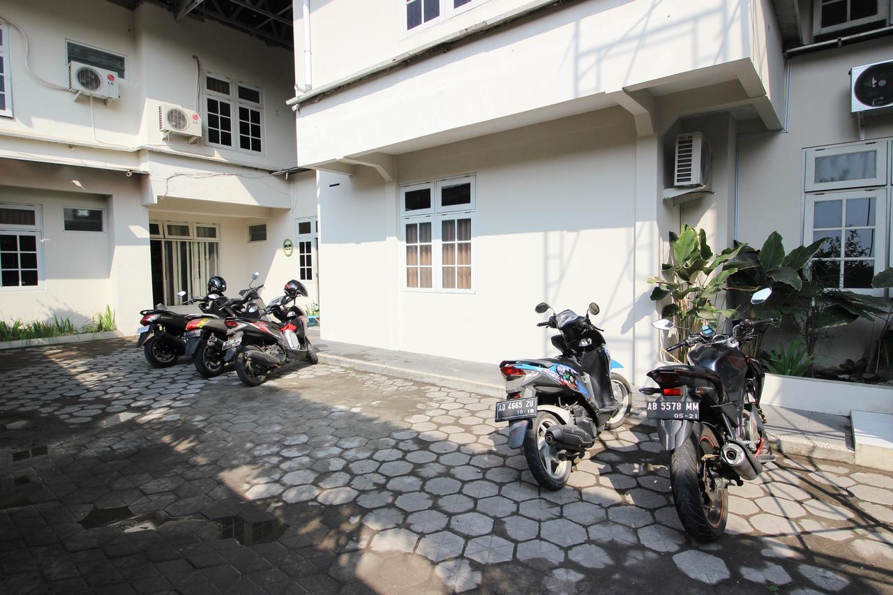 ホテル Reddoorz Plus Near Keraton Yogyakarta 2 エクステリア 写真